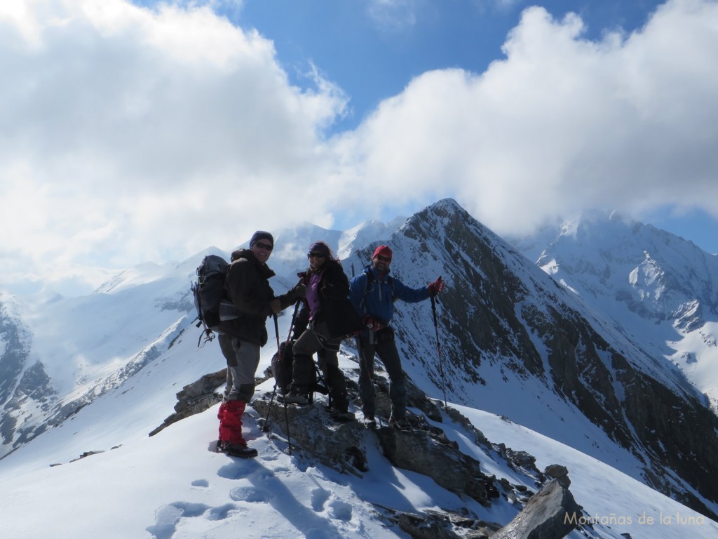 Alberto, Susanna y Lea en la cima de La Señal de Viadós, 2.601 mts., detrás la Peña l'Ixabre